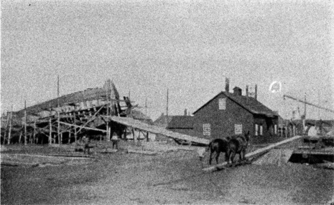 [River Barge Hiawatha under Construction, 1895]